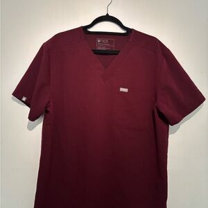 FIGS Leon Three-Pocket Scrub Top in Burgundy (Size L)
